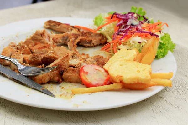 Pork chop, Franse frietjes met salade — Stockfoto