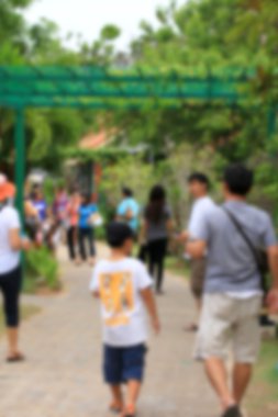 Parktaki insanlar bulanık.