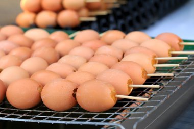 soba üzerinde ızgara tavuk yumurta.