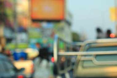 Şehirdeki araba bulanık. 