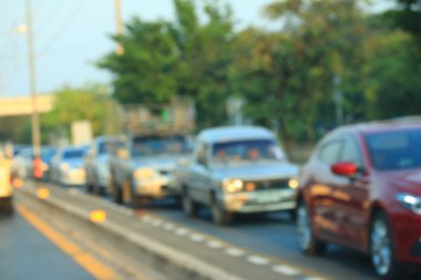 Şehirdeki araba bulanık. 