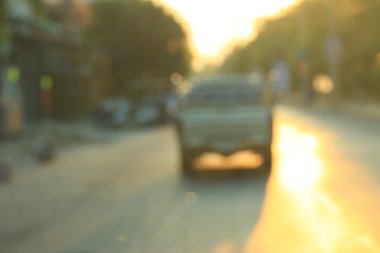 Şehirdeki araba bulanık. 