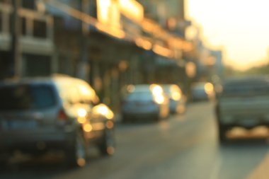 Şehirdeki araba bulanık. 