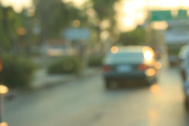 Şehirdeki araba bulanık. 