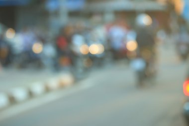 Şehirdeki araba bulanık. 