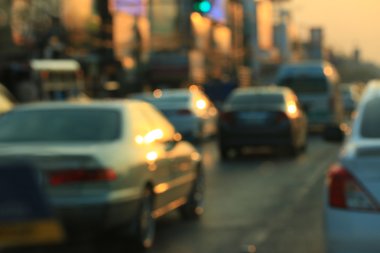 Şehirdeki araba bulanık. 