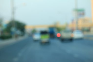 Şehirdeki araba bulanık. 