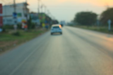 Şehirdeki araba bulanık. 