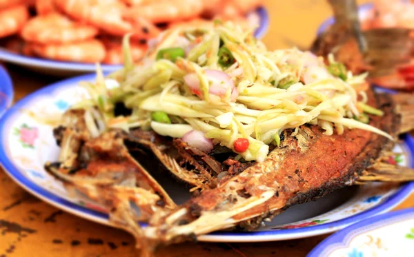 Fried fish with mango salad. — Stock Photo, Image