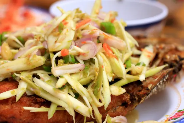 Pescado frito con ensalada de mango . — Foto de Stock