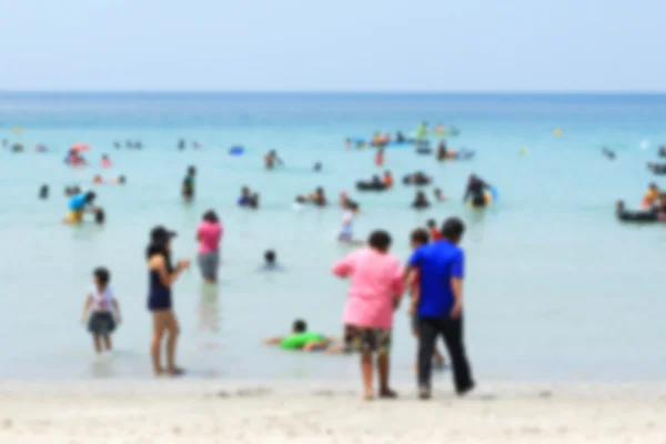 Verschwommene Menschen am Strand — Stockfoto