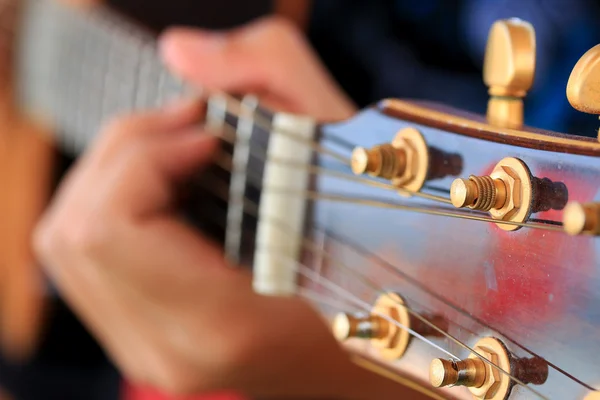 Suonare la chitarra — Foto Stock