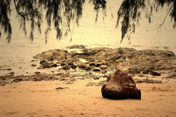 在海滩上的岩石海岸的视图 — 图库照片