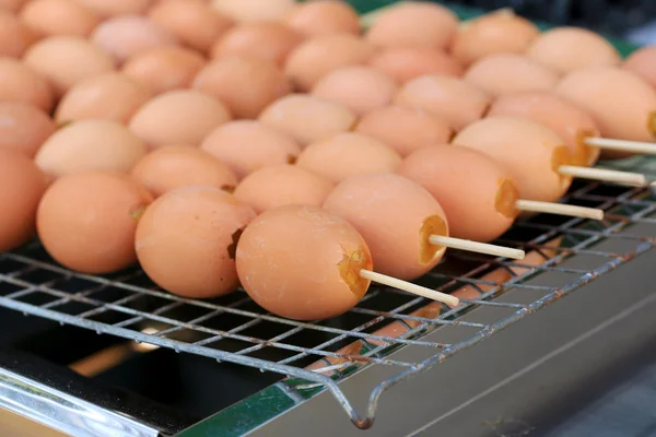 Gegrilde kippeneieren op het fornuis. — Stockfoto