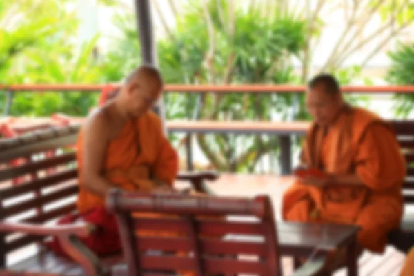 Niewyraźne mnichów korzystanie smartphone — Zdjęcie stockowe