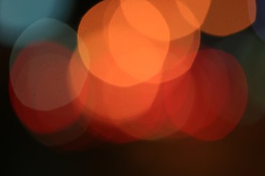 Geceleri bir şehirde araba bulanık bokeh