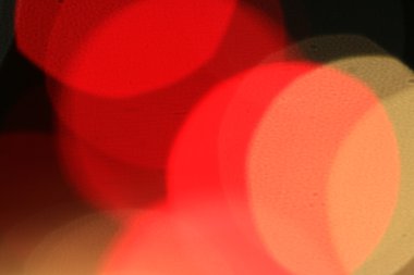 Geceleri bir şehirde araba bulanık bokeh