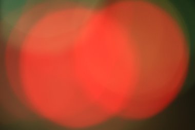 Geceleri bir şehirde araba bulanık bokeh