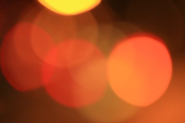 Geceleri bir şehirde araba bulanık bokeh