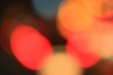 Geceleri bir şehirde araba bulanık bokeh