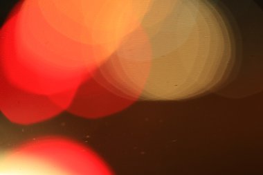 Geceleri bir şehirde araba bulanık bokeh