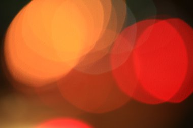 Geceleri bir şehirde araba bulanık bokeh