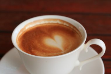 Klasik latte sanat kahvesi.