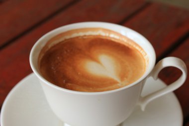 Klasik latte sanat kahvesi.