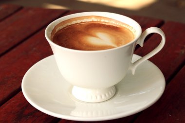 Klasik latte sanat kahvesi.