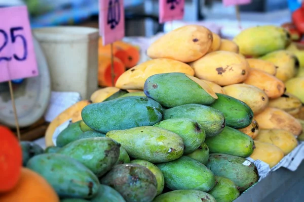 Rijpe mango op de markt — Stockfoto