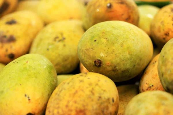 Ripe mango in the market — Stock Photo, Image