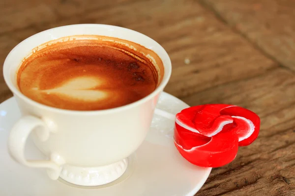 Пить кофе и сладкое — стоковое фото