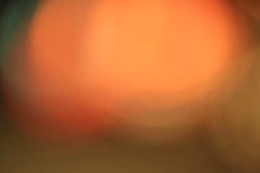 Geceleri bir şehirde araba bulanık bokeh