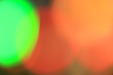 Geceleri bir şehirde araba bulanık bokeh