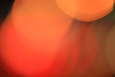 Geceleri bir şehirde araba bulanık bokeh