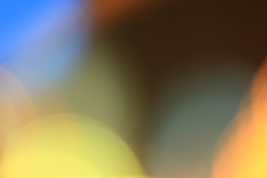 Geceleri bir şehirde araba bulanık bokeh