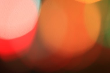 Geceleri bir şehirde araba bulanık bokeh