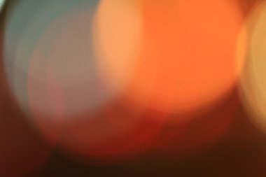 Geceleri bir şehirde araba bulanık bokeh