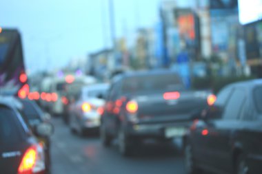 Şehirdeki araba bulanık.