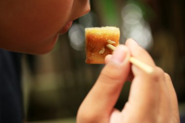 Bal ve badem ile tepesinde tost ekmeği yiyen çocuk.