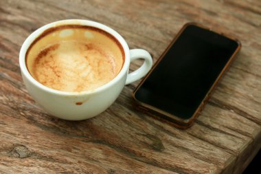 kahve ile akıllı telefon Dinkleyen