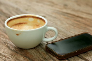 kahve ile akıllı telefon Dinkleyen