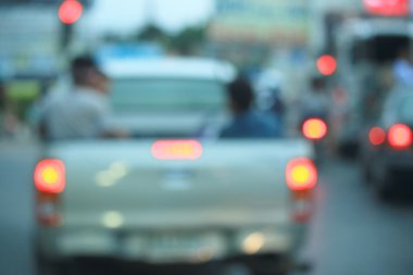 Şehirdeki araba bulanık. 