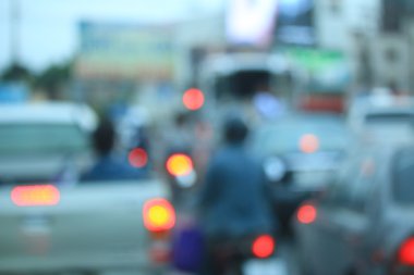 Şehirdeki araba bulanık. 