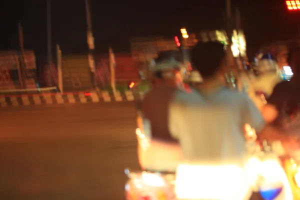 Difuminado de coche en la ciudad por la noche — Foto de Stock