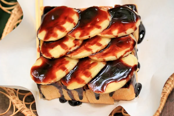 Brood van de banaan gegarneerd met chocolade. — Stockfoto