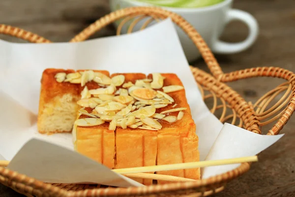 Pan tostado cubierto con miel y almendras . —  Fotos de Stock