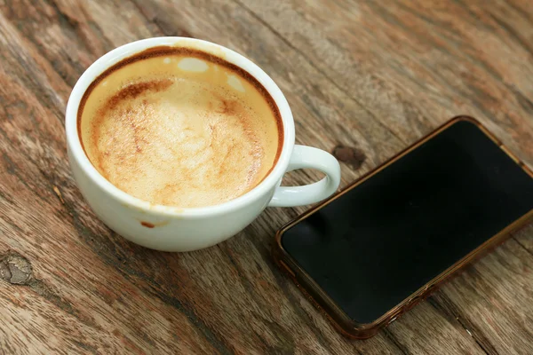 Dinking coffee with smart phone — Stock Photo, Image