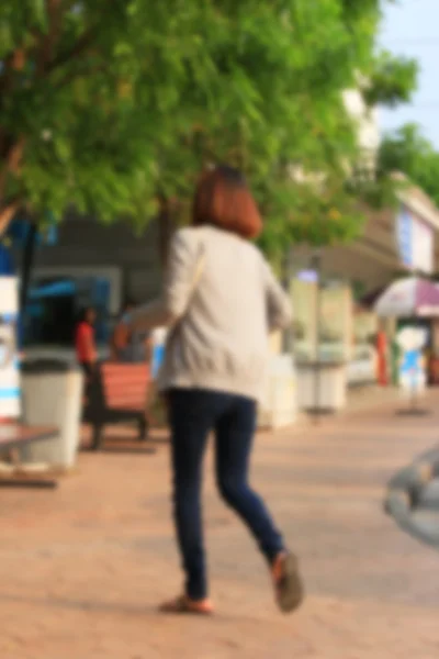 Verschwommene Menschen im Park — Stockfoto