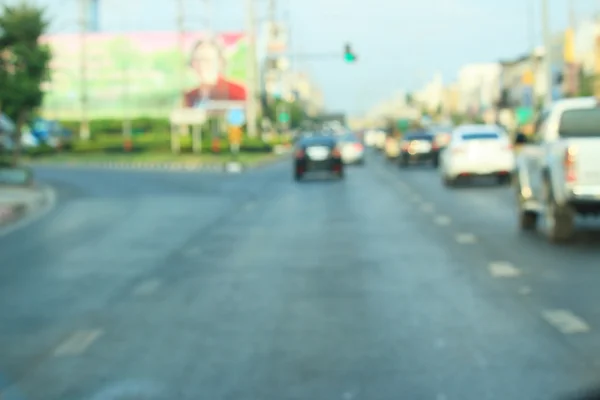 街中の車のせいで — ストック写真